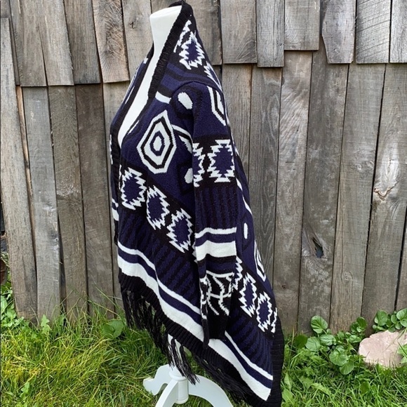 Charlotte Russe Asymettrical Fringe Shrug Wrap - Picture 4 of 11